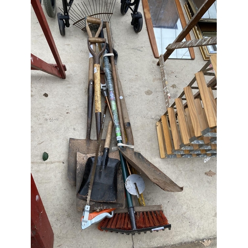 1267 - A LARGE QUANTITY OF GARDEN TOOLS TO INCLUDE SHOVEL, SPADE AND RAKE ETC