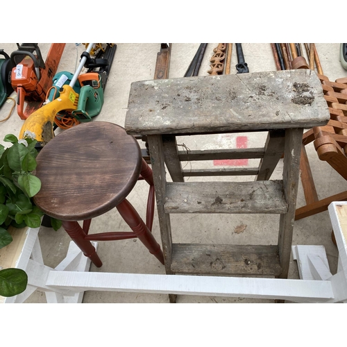 1269 - A LARGE QUANTITY OF ITEMS TO INCLUDE BAR STOOL, VINTAGE STEP LADDER, LARGE WOODEN GARDEN BENCH BASE,... 