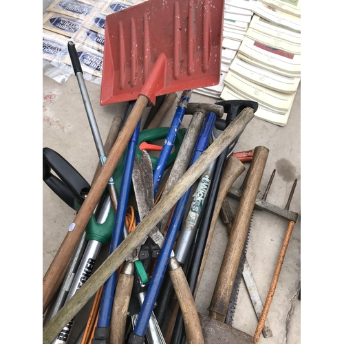 1295 - A LARGE QUANTITY OF GARDEN TOOLS TO INCLUDE AN ELECTRIC STRIMMER, RAKES, PRUNES AND SHEARS ETC