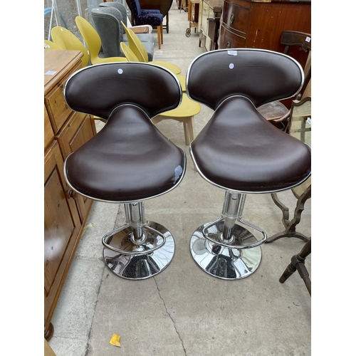 1917 - A PAIR OF ADJUSTABLE KITCHEN BAR STOOLS ON CHROME BASE