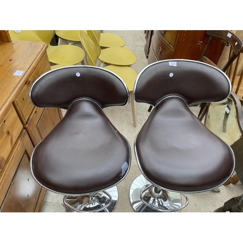 1917 - A PAIR OF ADJUSTABLE KITCHEN BAR STOOLS ON CHROME BASE