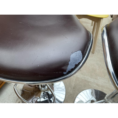 1917 - A PAIR OF ADJUSTABLE KITCHEN BAR STOOLS ON CHROME BASE