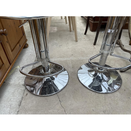 1917 - A PAIR OF ADJUSTABLE KITCHEN BAR STOOLS ON CHROME BASE