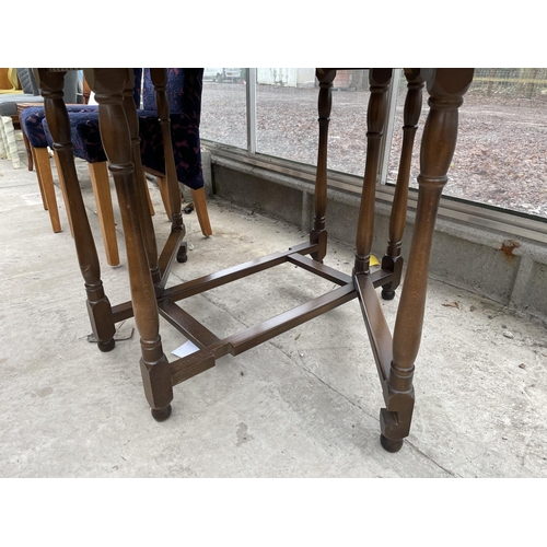 1924 - A REPRODUCTION OAK GATELEG DINING TABLE ON TURNED LEGS