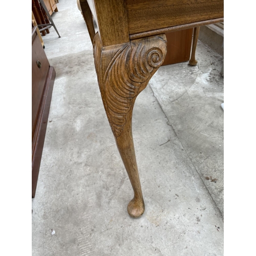 1931 - A MID 20TH CENTURY WALNUT DINING TABLE ON CABRIOLE LEGS