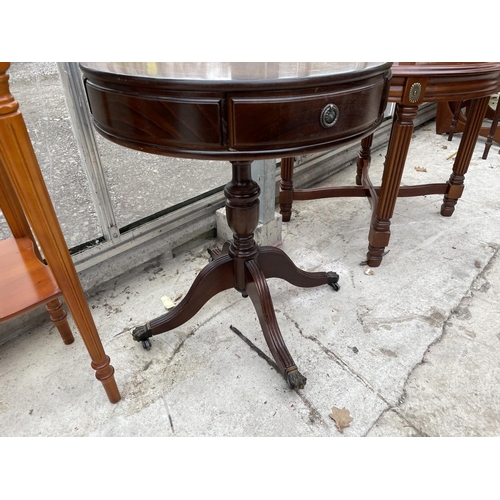 1942 - A MODERN MAHOGANY MINIATURE LIBRARY TABLE, 19.5