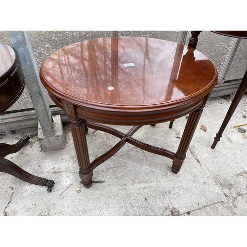 1943 - A MODERN CIRCULAR OCCASIONAL TABLE ON REEDED LEGS, 23