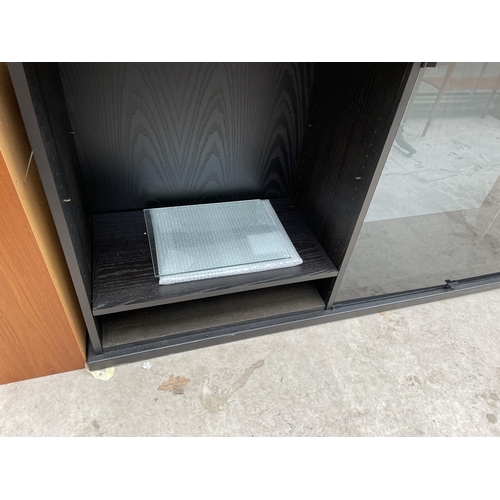 1946 - A MODERN EBONISED LOW LOUNGE UNIT WITH GLASS DOORS AND SHELVING, 80