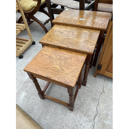 1959 - A NEST OF THREE OAK TABLES