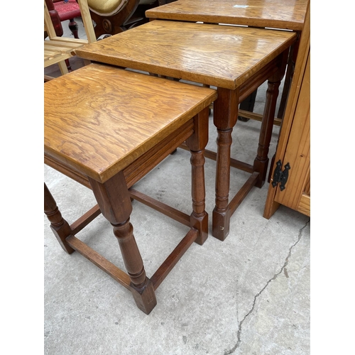 1959 - A NEST OF THREE OAK TABLES