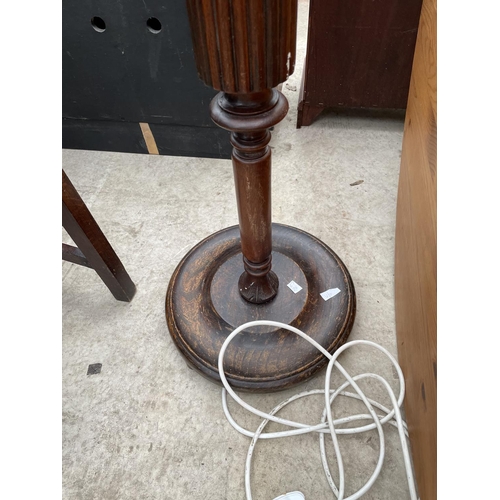 1987 - A MAHOGANY STANDARD LAMP ON TURNED AND FLUTED COLUMN COMPLETE WITH SHADE