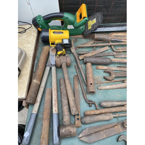 1319 - A LARGE ASSORTMENT OF VINTAGE HAND TOOLS TO INCLUDE A BATTERY POWERED HEDGE CUTTER ETC