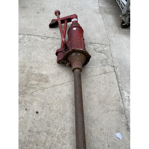 1327 - A VINTAGE METAL MANUAL OIL PUMP