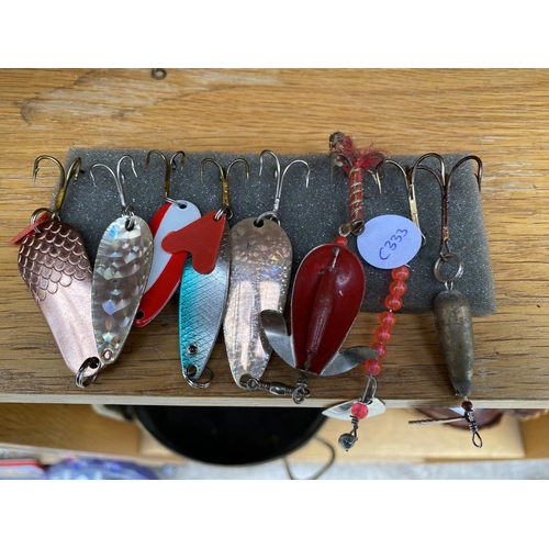 1332 - AN ASSORTMENT OF FISHING BAIT HOOKS