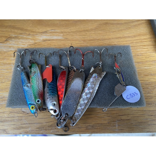 1332 - AN ASSORTMENT OF FISHING BAIT HOOKS