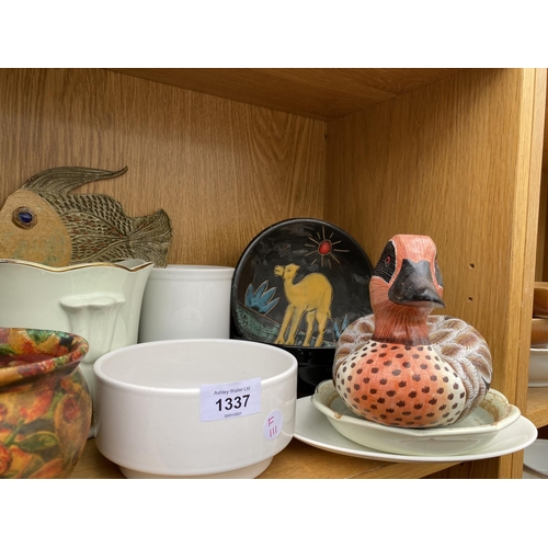 1337 - AN ASSORTMENT OF ITEMS TO INCLUDE CERAMIC WARE, KITCHEN ITEMS AND DECORATIVE PIECES ETC