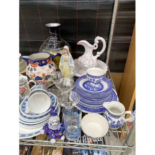 1341 - A LARGE ASSORTMENT OF CERAMIC AND GLASS WARE TO INCLUDE GRINDLY BOWLS AND PLATES ETC