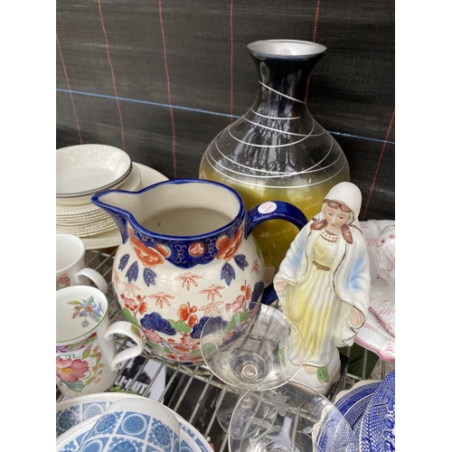 1341 - A LARGE ASSORTMENT OF CERAMIC AND GLASS WARE TO INCLUDE GRINDLY BOWLS AND PLATES ETC