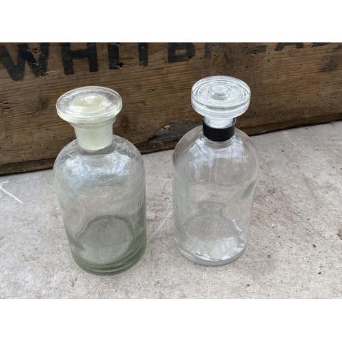 1372 - A VINTAGE WOODEN BOX CONTAINING GLASS STORAGE JARS AND SCIENTIFIC BOTTLES