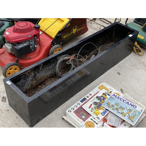 1392 - A LARGE BLACK METAL PLANTER AND A HOOK AND PULLY SYSTEM