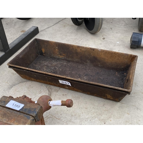 1395 - A VINTAGE 'SANSONIA' TABLE VICE AND TWO FURTHER METAL TRAYS