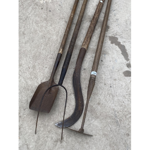 1400 - FOUR VINTAGE GARDEN TOOLS TO INCLUDE A PITCH FORK AND HOE ETC