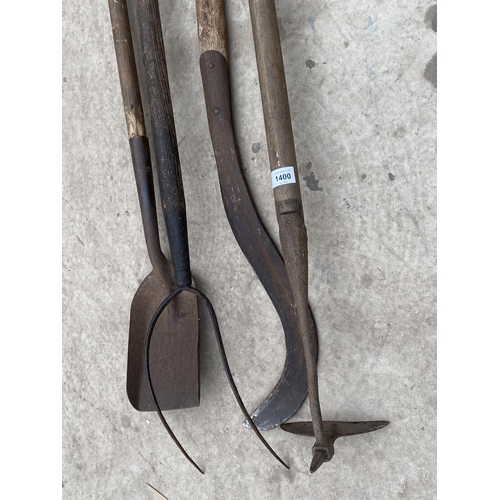 1400 - FOUR VINTAGE GARDEN TOOLS TO INCLUDE A PITCH FORK AND HOE ETC