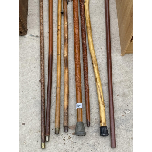 1441 - AN ASSORTMENT OF WALKING STICKS TO INCLUDE SOME WITH DECORATIVE DESIGN