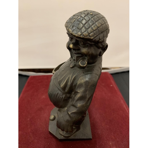 45 - A NOVELTY BRONZE GOLFER DESK PEN HOLDER - HEIGHT - 19 CM