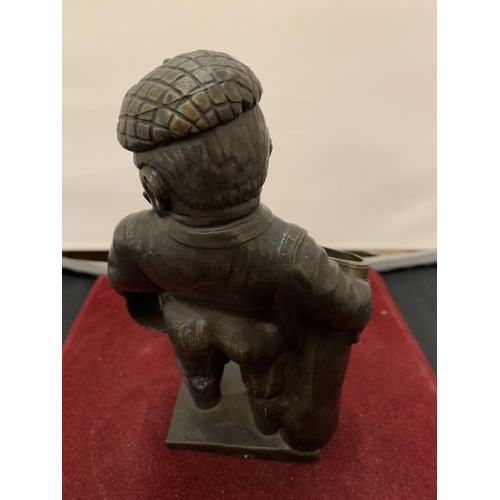 45 - A NOVELTY BRONZE GOLFER DESK PEN HOLDER - HEIGHT - 19 CM