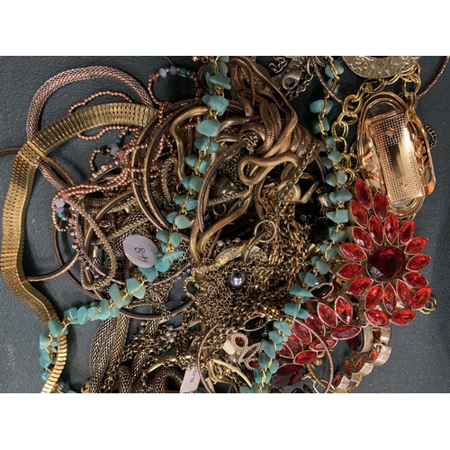 60 - AN ASSORTMENT OF YELLOW METAL JEWELLERY