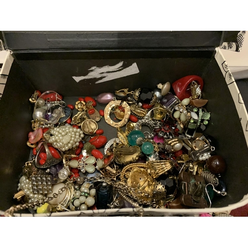 61 - A SMALL VANITY CASE CONTAINING VARIOUS COSTUME JEWELLERY