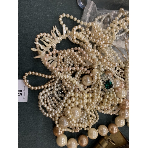 85 - A QUANTITY OF PEARL NECKLACES TO INCLUDE BOTH VINTAGE AND RETRO