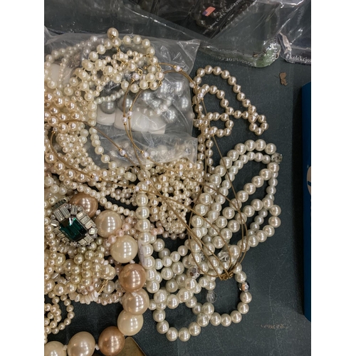 85 - A QUANTITY OF PEARL NECKLACES TO INCLUDE BOTH VINTAGE AND RETRO