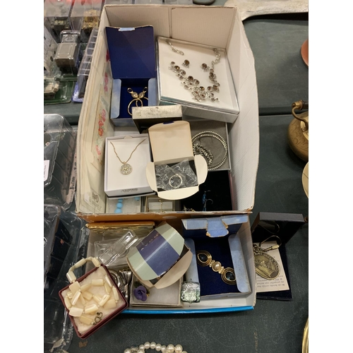 86 - A BOX OF MIXED JEWELLERY TO ALSO INCLUDE A DESK CLOCK