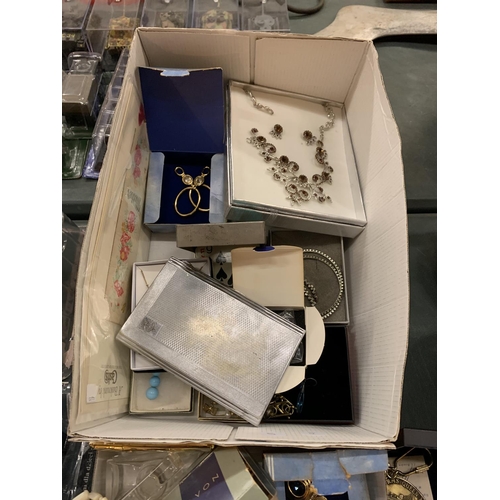 86 - A BOX OF MIXED JEWELLERY TO ALSO INCLUDE A DESK CLOCK