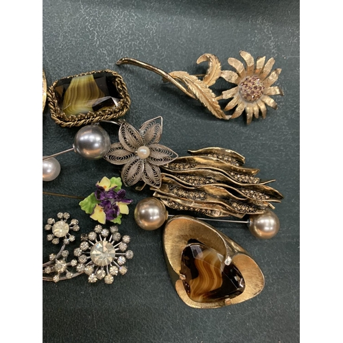 98 - A SELECTION OF VINTAGE COSTUME JEWELLERY TO INCLUDE HAT PINS