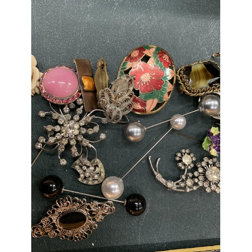 98 - A SELECTION OF VINTAGE COSTUME JEWELLERY TO INCLUDE HAT PINS