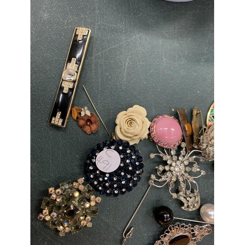 98 - A SELECTION OF VINTAGE COSTUME JEWELLERY TO INCLUDE HAT PINS