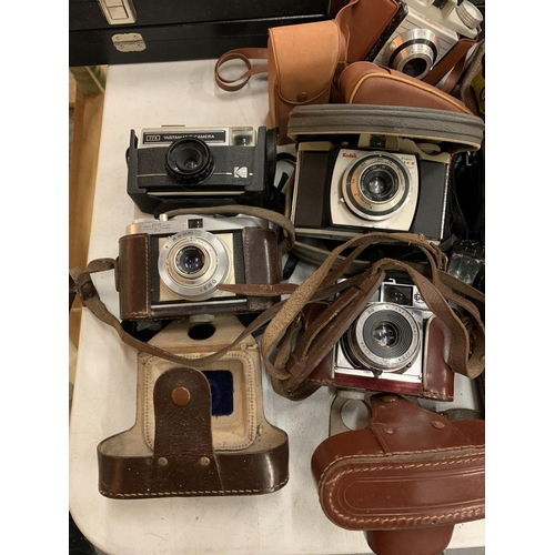 115 - A LARGE ASSORTMENT OF VARIOUS VINTAGE AND RETRO CAMERAS TO INCLUDE A COLOUR SWINGER II POLAROID LAND... 