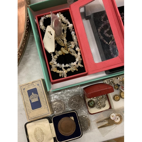 119 - AN ASSORTMENT OF VARIOUS ITEMS TO INCLUDE PURBROOK COUNTY HIGH SCHOOL MEDAL, VINTAGE COSTUME JEWELLE... 