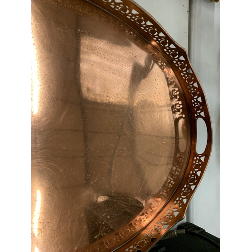 120 - A LARGE OVAL VINTAGE COPPER TRAY - WIDTH 61CMS