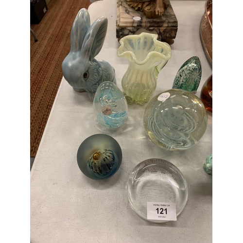 121 - AN ASSORTMENT OF ITEMS TO INCLUDE VARIOUS COLOURED GLASS PAPERWEIGHTS AND TWO SYLVAC STYLE ORNAMENTS