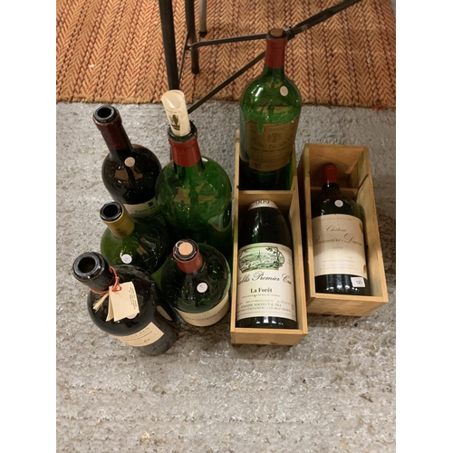 123 - AN ASSORTMENT OF LARGE VINTAGE WINE BOTTLES, SOME TO INCLUDE BATTERY POWERED LIGHTS