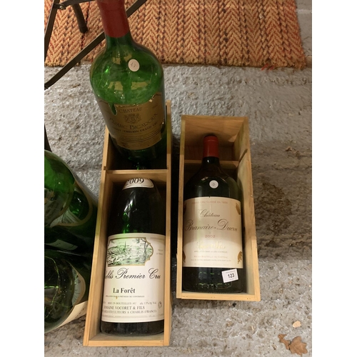 123 - AN ASSORTMENT OF LARGE VINTAGE WINE BOTTLES, SOME TO INCLUDE BATTERY POWERED LIGHTS