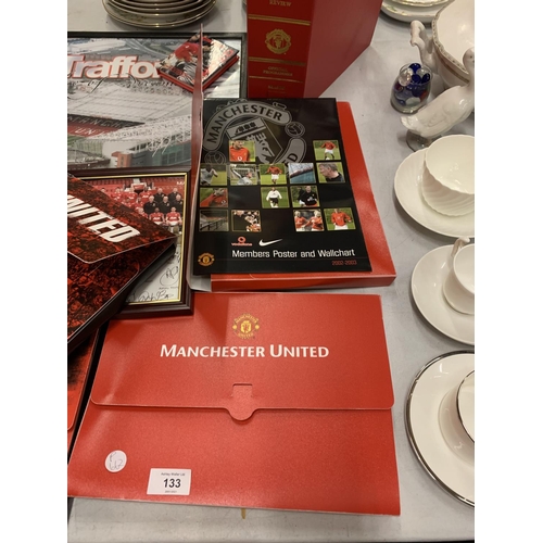 133 - A QUANTITY OF MANCHESTER UNITED MEMROBILIA TO INCLUDE A FRAMED MONTAGE OF THE TEAM OF THE 90'S