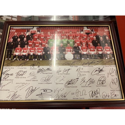 133 - A QUANTITY OF MANCHESTER UNITED MEMROBILIA TO INCLUDE A FRAMED MONTAGE OF THE TEAM OF THE 90'S