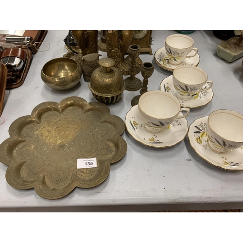 135 - AN ASSORTMENT OF ITEMS TO INCLUDE BRASS WARE AND CUPS & SAUCERS