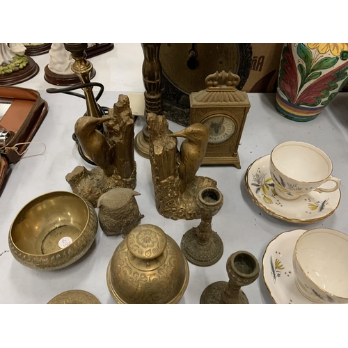 135 - AN ASSORTMENT OF ITEMS TO INCLUDE BRASS WARE AND CUPS & SAUCERS