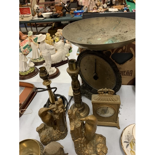 135 - AN ASSORTMENT OF ITEMS TO INCLUDE BRASS WARE AND CUPS & SAUCERS